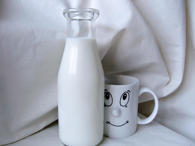 mléko a veselý hrníček