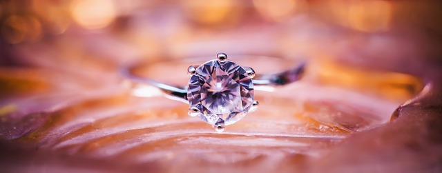 diamant na prstenu