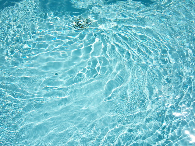 Čistá bazénová voda.jpg