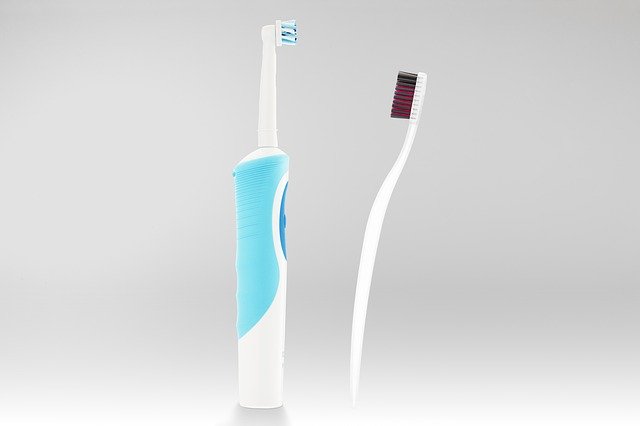 elektrický a zubní kartáček vystavené proti sobě